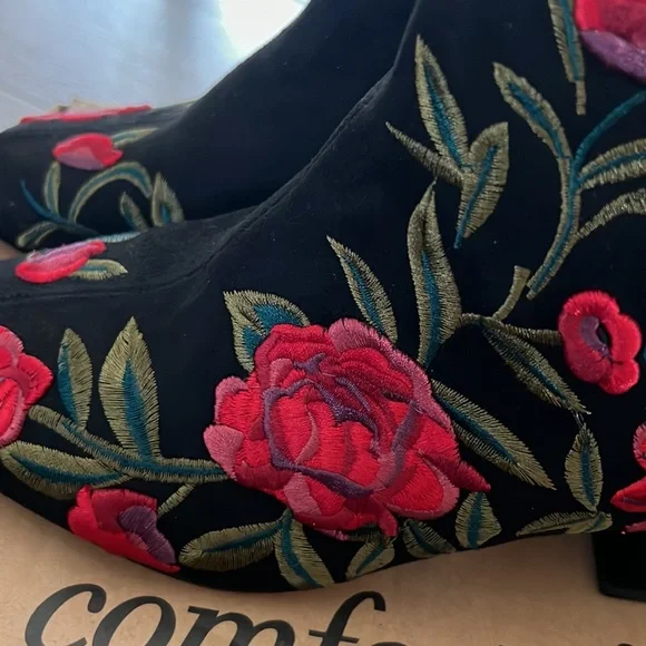 10.5 wide comfort view embroidered black boots.  Brand new in the box,beautiful. - Picture 2 of 4